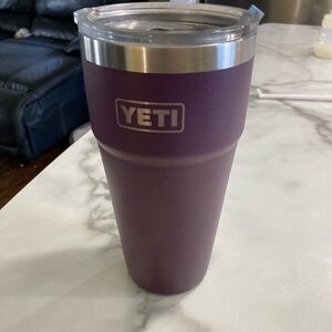 Yeti 26 oz Tumbler Nordic purple
